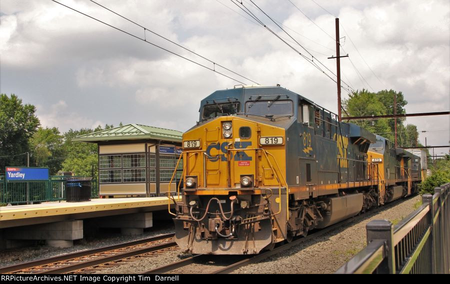 CSX 819 leads Q158